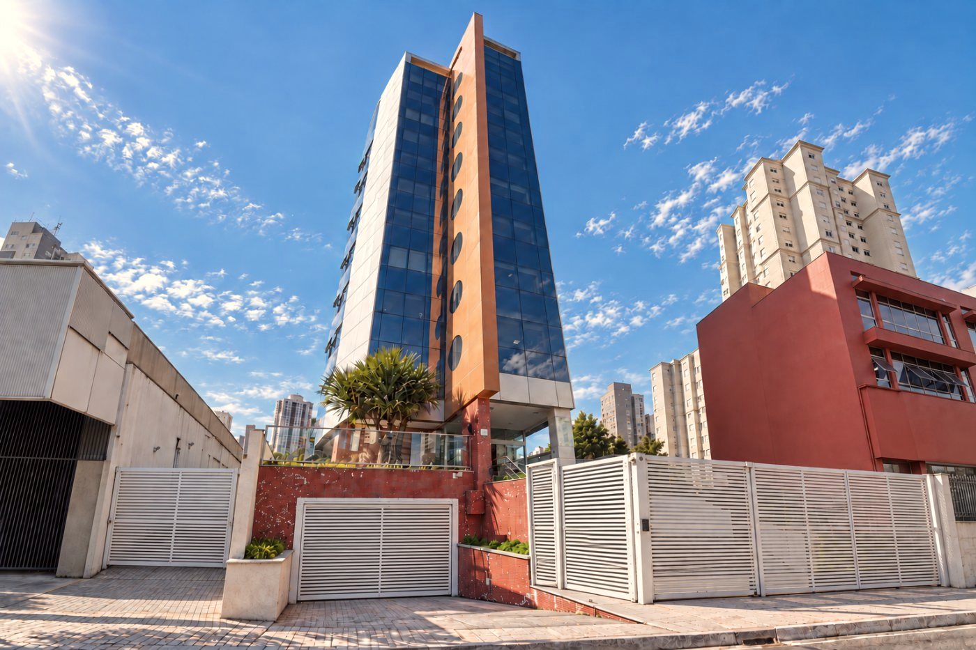 Edifício comercial de vidro azul e fachada em tons de terracota onde fica o consultório, no Centro de Santo André